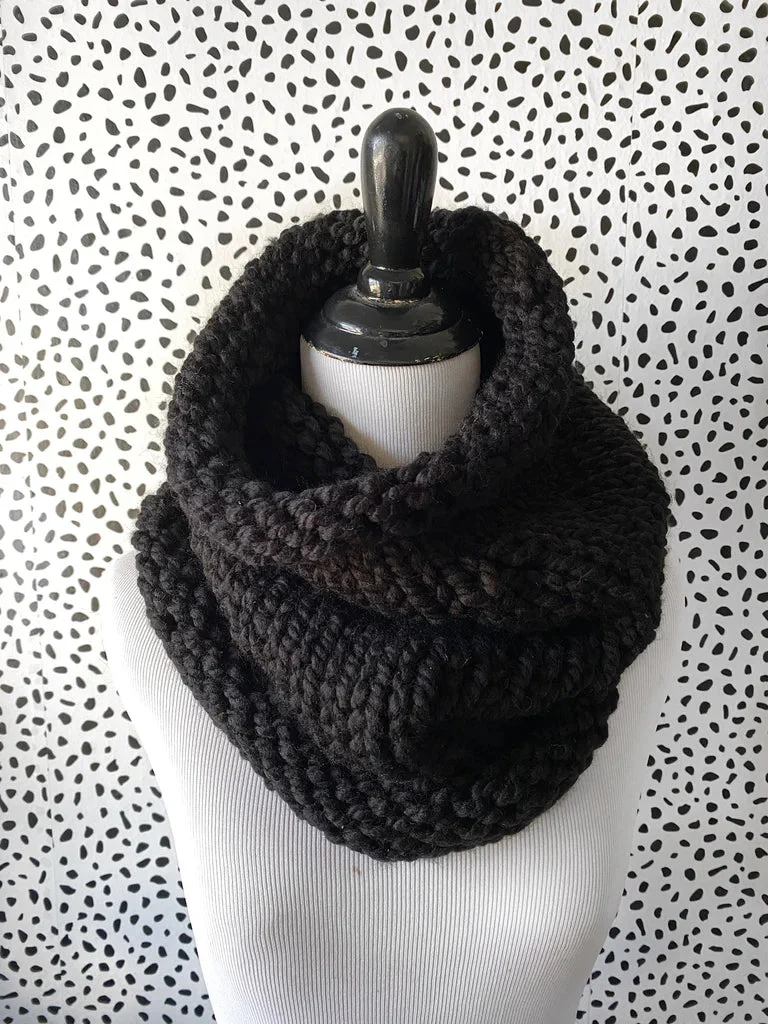 Nickichicki - Neckwarmer in Black